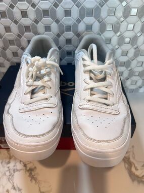 Reebok Ladies' Club MEMT Sneaker  White  Used Size 9